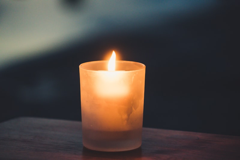 How to Choose the Right Candle Wick: A Beginner’s Guide